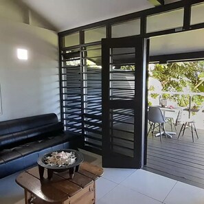 Exclusive-studiosviitti (Beachfront Ocean View Bure) | Terassi/patio