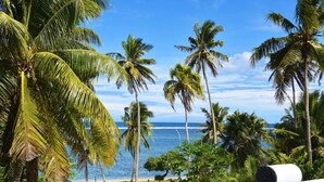 A view of a beach with palm trees and the ocean. - Kaila Na Ua Resort (Korotogo)