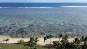 A beach with clear shallow waters and a sandy shore. - Kaila Na Ua Resort (Korotogo)