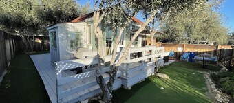 Zenful Avo-Cottage w/hot tub — 5 min from the beach & hiking!