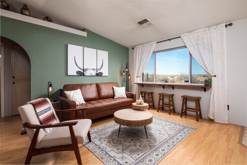 AZ Wine Country Retreat - Desert Views + Hot Tub!
