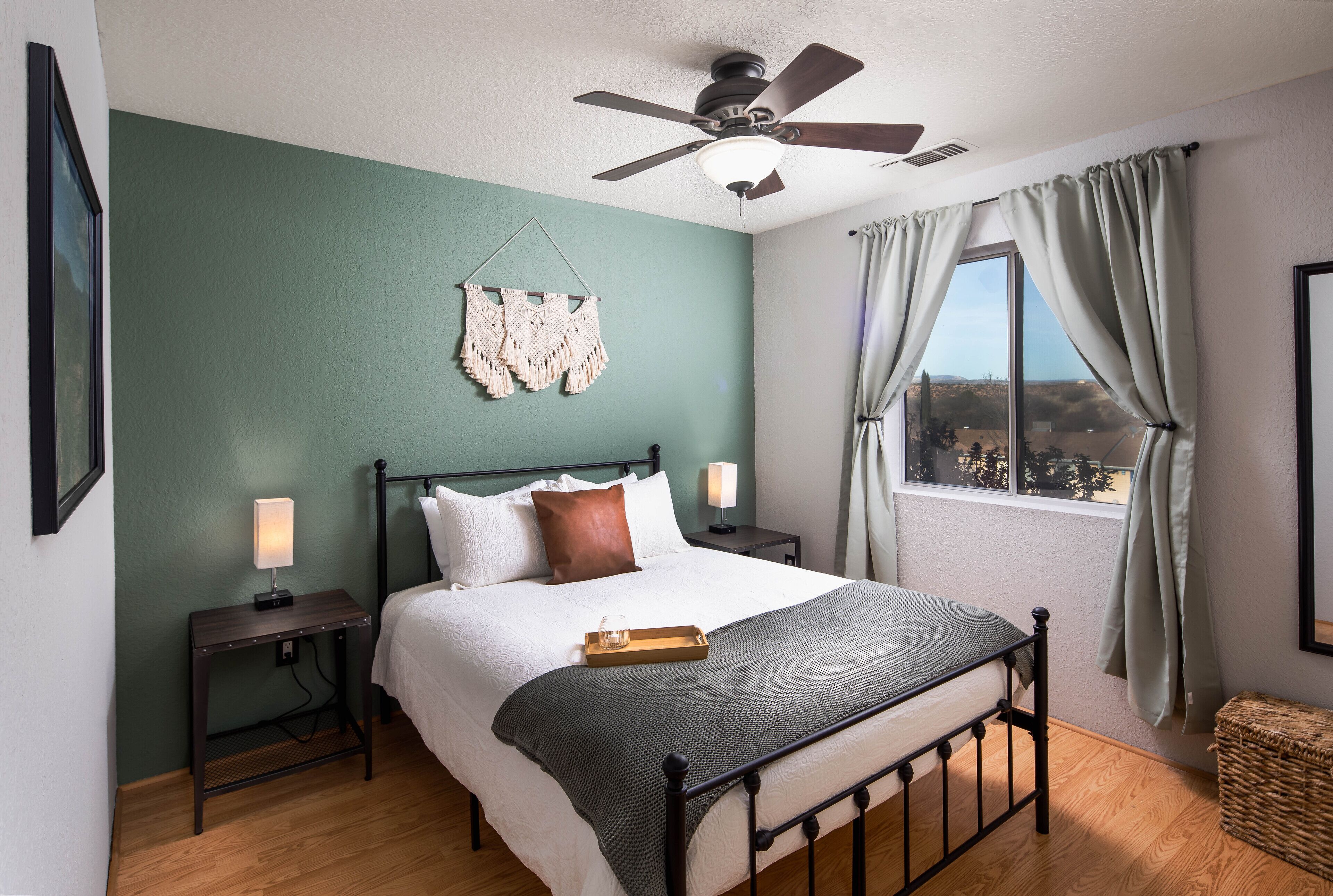 3 Schlafzimmer, Schreibtisch, Bügeleisen/Bügelbrett, Reisekinderbett