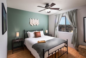 3 habitaciones, escritorio y tabla de planchar con plancha
