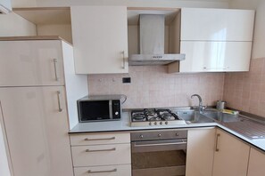 Kühlschrank, Ofen, Herdplatte, Geschirrspüler