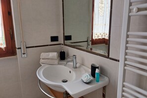 Dusch, hårtork, bidé och handdukar