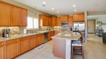 Réfrigérateur, micro-ondes, plaque de cuisson, lave-vaisselle