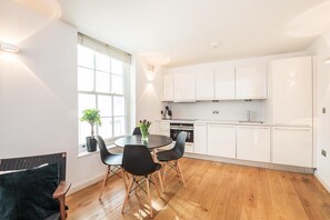 Appartement (1 Bedroom) | Cuisine privée | Micro-ondes, four, lave-vaisselle, bouilloire électrique