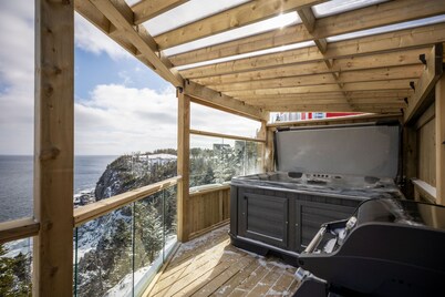 The Cliff Hanger with Hot tub and Ocean views