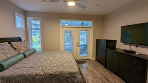 4 quartos, escrivaninha, ferros/tábuas de passar roupa