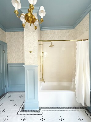 Bañera, bañera de hidromasaje, secador de pelo, toallas