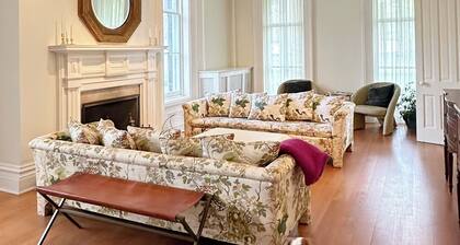 Breathtaking Historic Home minutes from Notre Dame