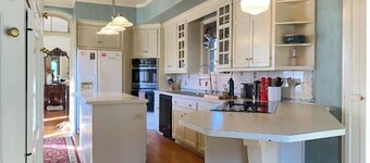 Breathtaking Historic Home minutes from Notre Dame