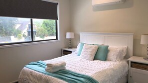5 bedrooms - 26 Rumbalara Avenue - Rainbow Beach. Beautifully presented beach house comfortably accommodates (Rainbow Beach)