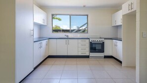 Réfrigérateur, micro-ondes, four, chaise haute