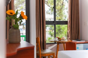 Colchones con efecto memoria y caja de seguridad en la habitación