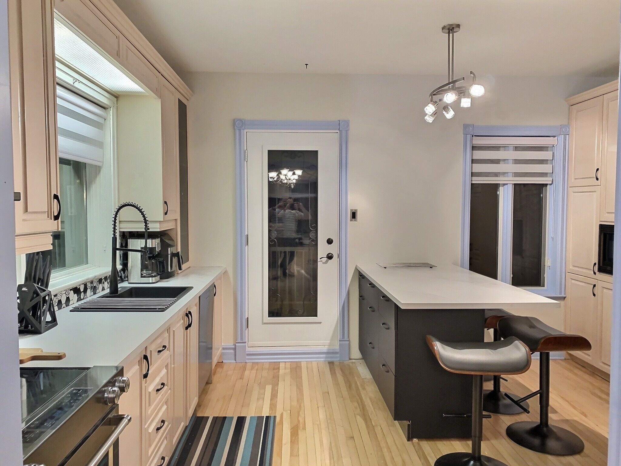 Microwave, dishwasher, coffee/tea maker, cookware/dishes/utensils