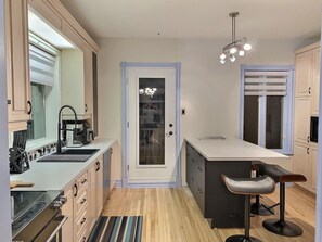 Four à micro-ondes, lave-vaisselle, cafetière-théière