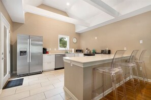 Fridge, microwave, oven, stovetop - 💎 Midtown Gem, close to Everything! (Charlotte)