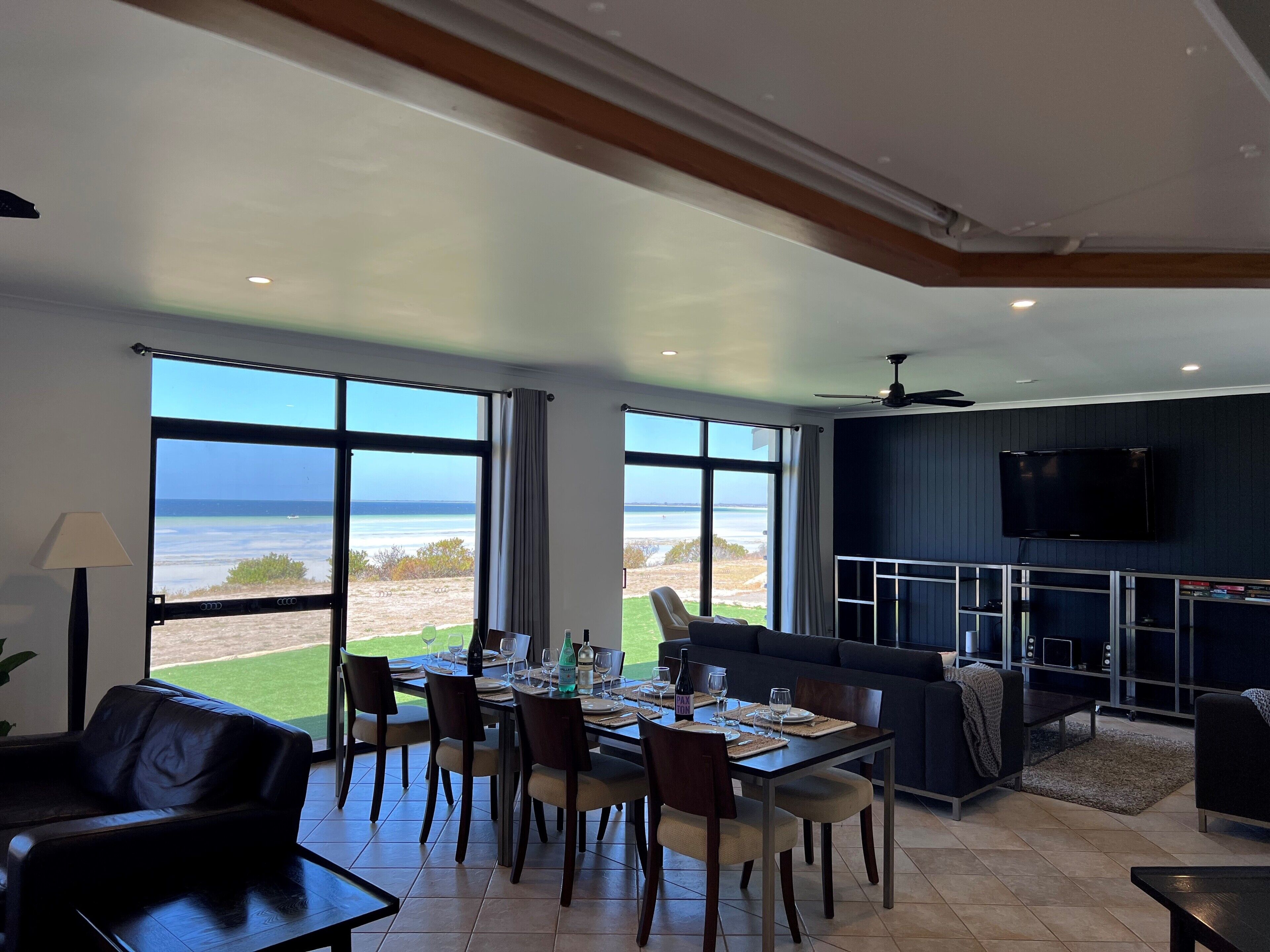 Absolute Beachfront Holiday House with unrestricted Seaview's- Corny Point — image 6