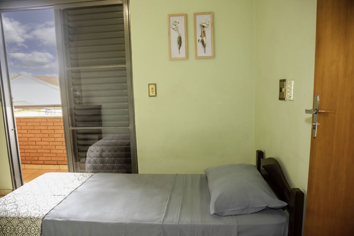 Hypo-allergenic bedding, free WiFi, bed sheets