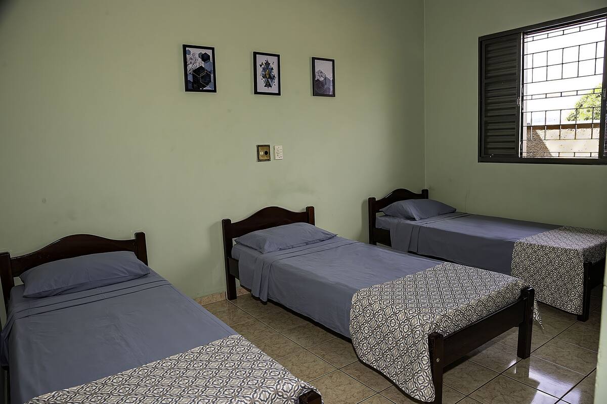 Hypo-allergenic bedding, free WiFi, bed sheets