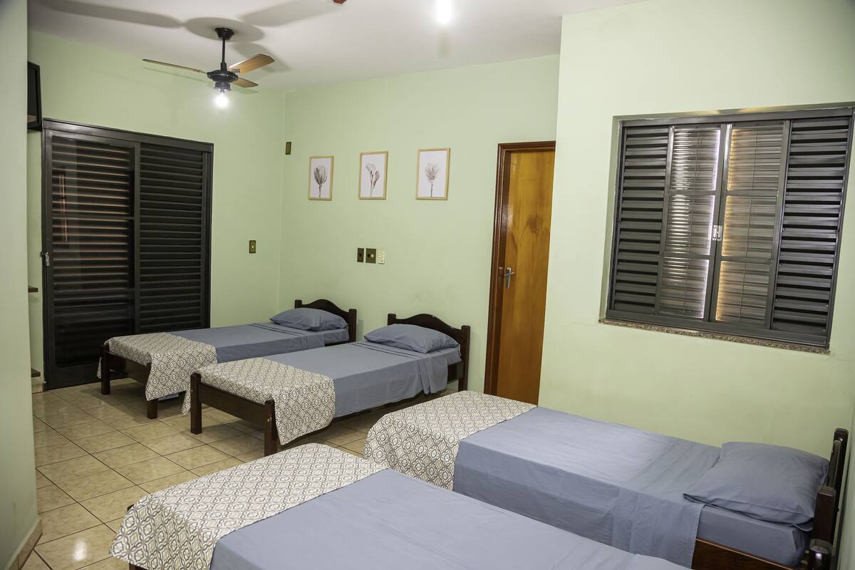 Hypo-allergenic bedding, free WiFi, bed sheets