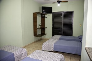 Hypo-allergenic bedding, free WiFi, bed sheets
