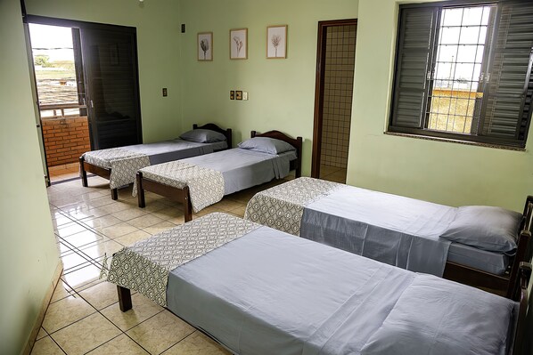 Hypo-allergenic bedding, free WiFi, bed sheets