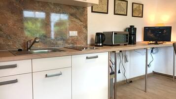 Kühlschrank, Mikrowelle, Ofen, Herdplatte