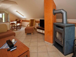 Fernseher, Kamin, Stereoanlage