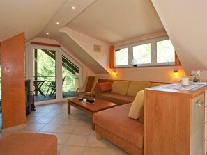 Fernseher, Kamin, Stereoanlage