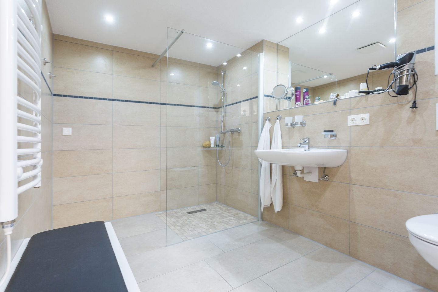 Regadera, secadora de cabello, toallas 