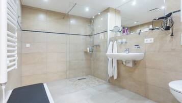 Regadera, secadora de cabello, toallas