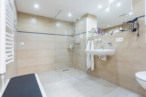 Dusche, Haartrockner, Handtücher