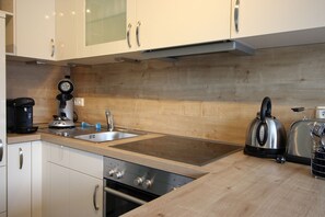 Kjøleskap, mikrobølgeovn, ovn og kokeplater