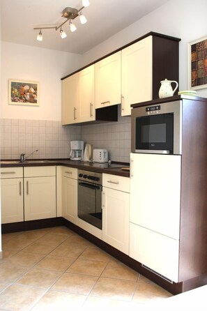 Kylskåp, mikrovågsugn, ugn och diskmaskin