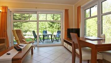 Fernseher, Kamin, Stereoanlage