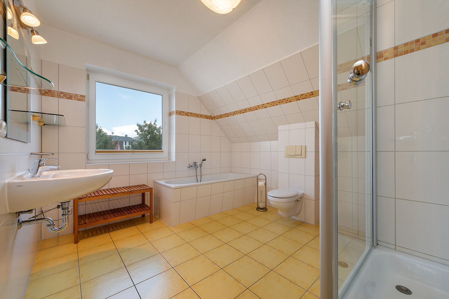 Ein modernes Badezimmer mit Waschbecken, Waschtisch, Badewanne, Toilette und Dusche.