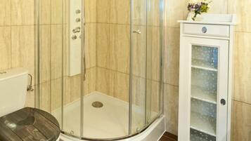 Chuveiro, secador de cabelo, toalhas de banho