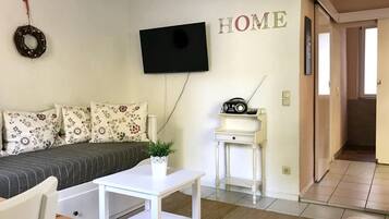 Een televisie en een stereo