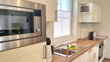 Refrigerador, microondas, horno y parrilla de estufa