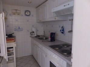 Fridge, oven, stovetop, coffee/tea maker