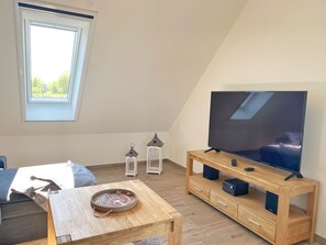 Una televisión, un reproductor estéreo