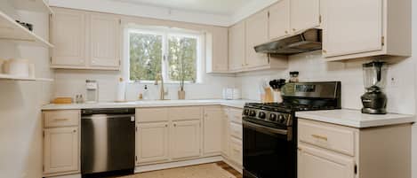 Refrigerador, microondas, horno y parrilla de estufa