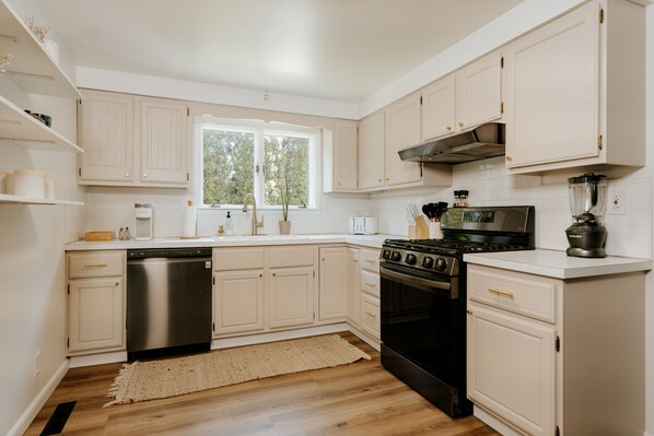 Refrigerador, microondas, horno y parrilla de estufa 