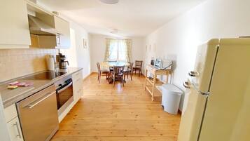 KĂŒhlschrank, Mikrowelle, Ofen, Herdplatte