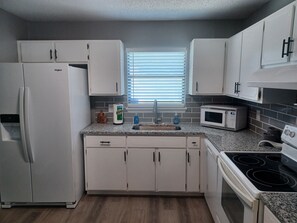 Refrigerador, microondas, horno y parrilla de estufa 