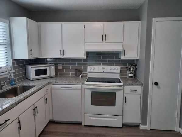 冷蔵庫、電子レンジ、オーブン、コンロ