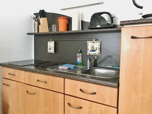 Réfrigérateur, four, plaque de cuisson, cafetière/bouilloire