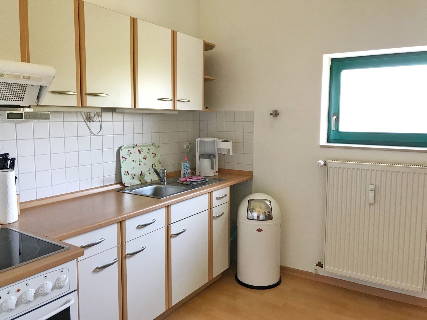 Cafetière/bouilloire, réfrigérateur, micro-ondes, four